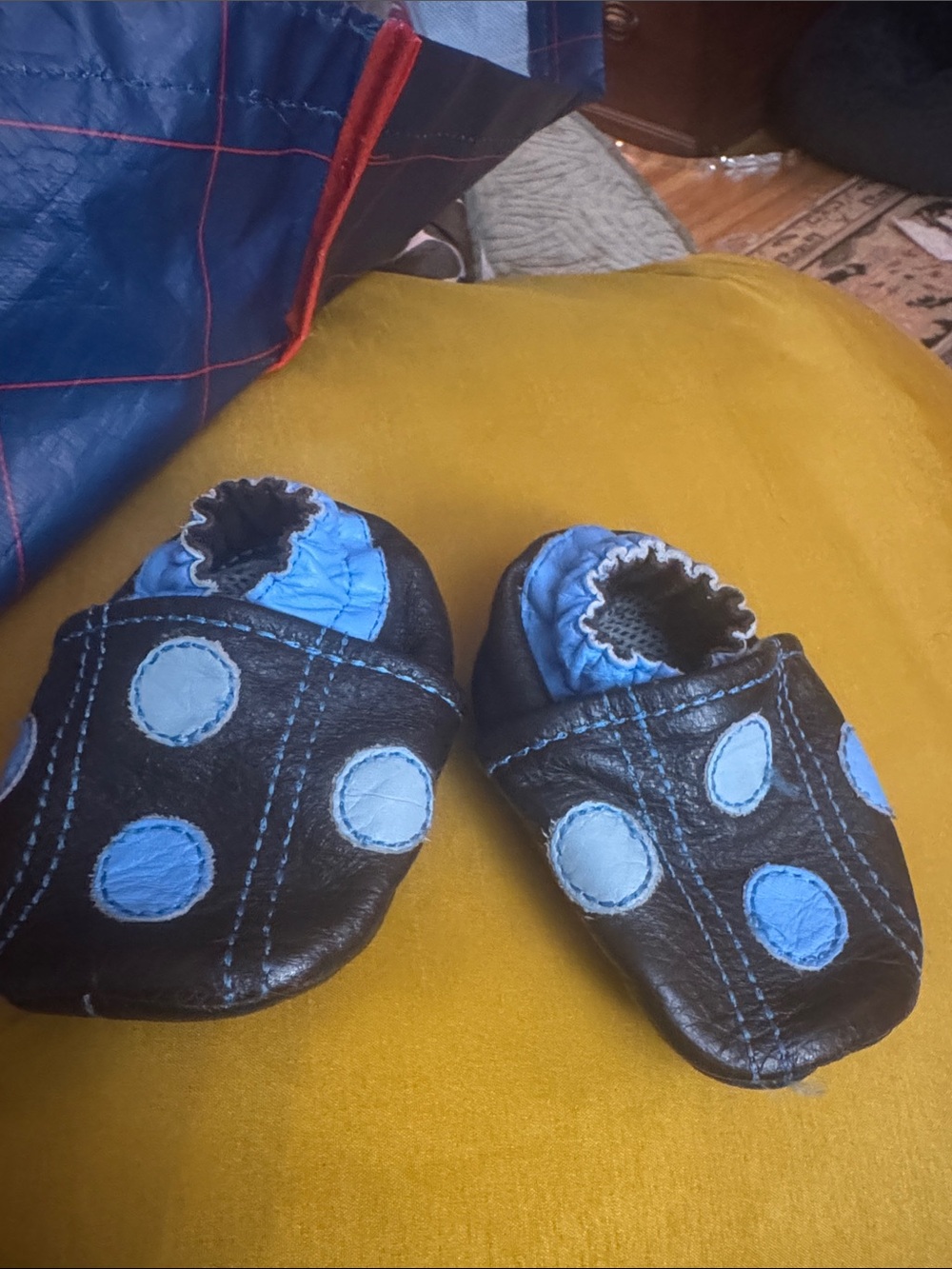 Source Unknown Black Baby Slip-On Shoes with Light Blue Polka Dots